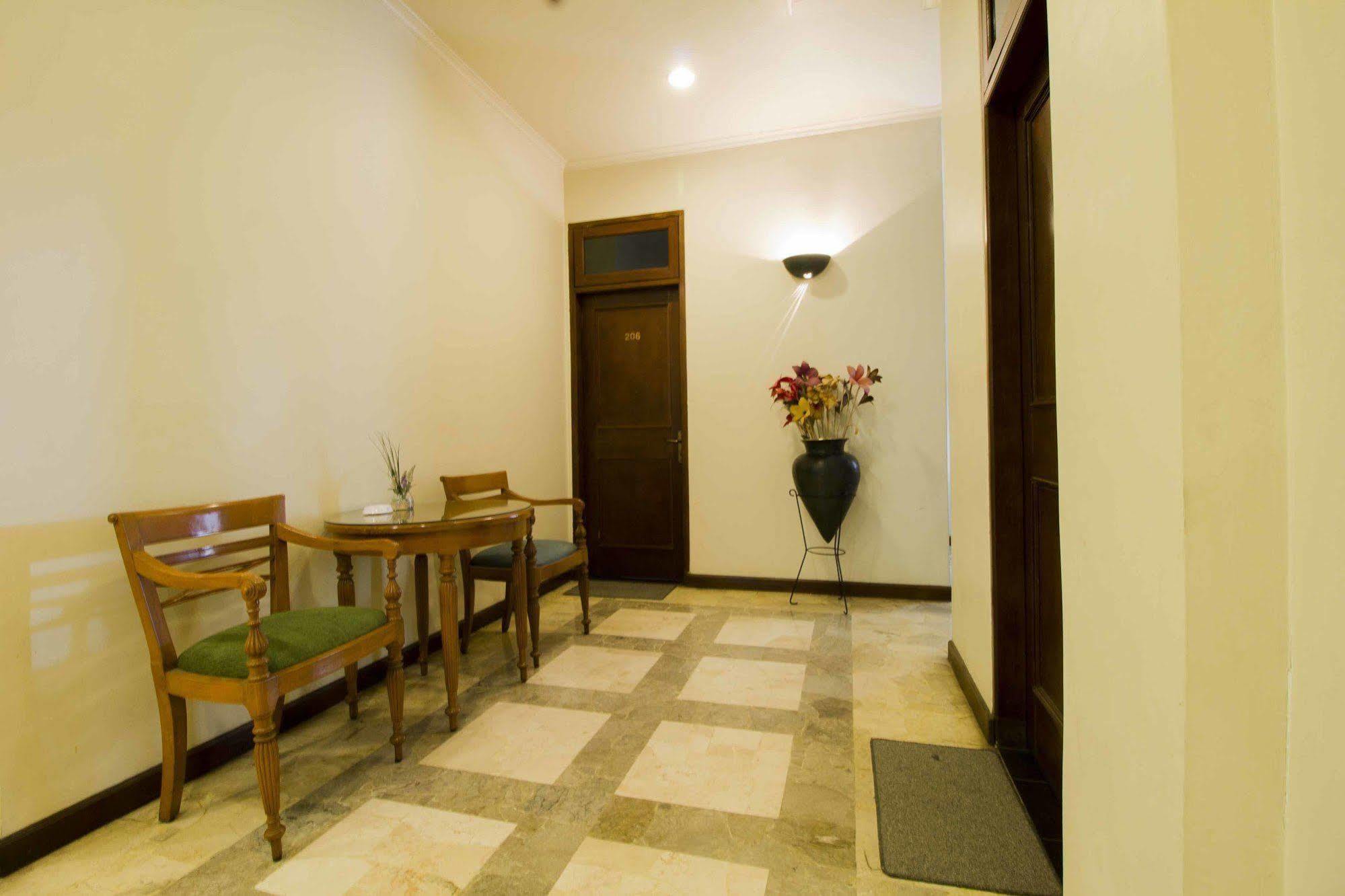 Reddoorz @ Dago Hotel Bandung Exterior photo
